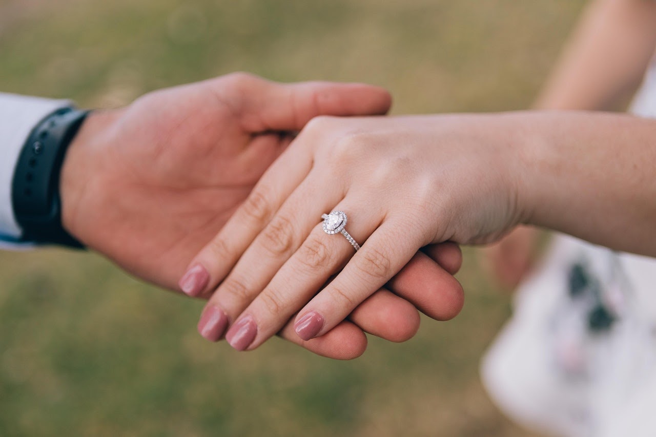 Perbedaan Cincin Tunangan Dengan Cincin Pernikahan Perbedaan Cincin Tunangan Dengan Cincin Pernikahan