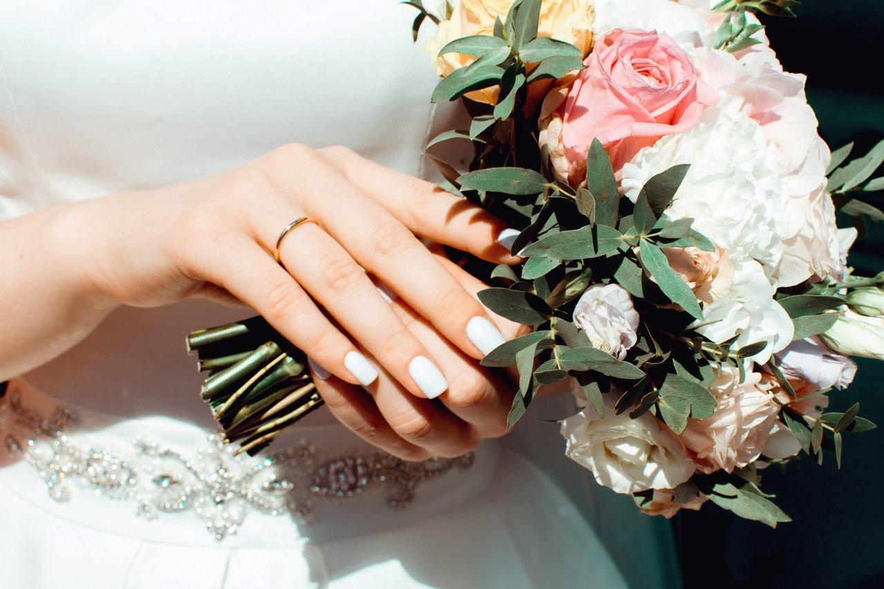 Cincin Tunangan Emas Putih vs Kuning Cincin Tunangan Emas Putih vs Kuning