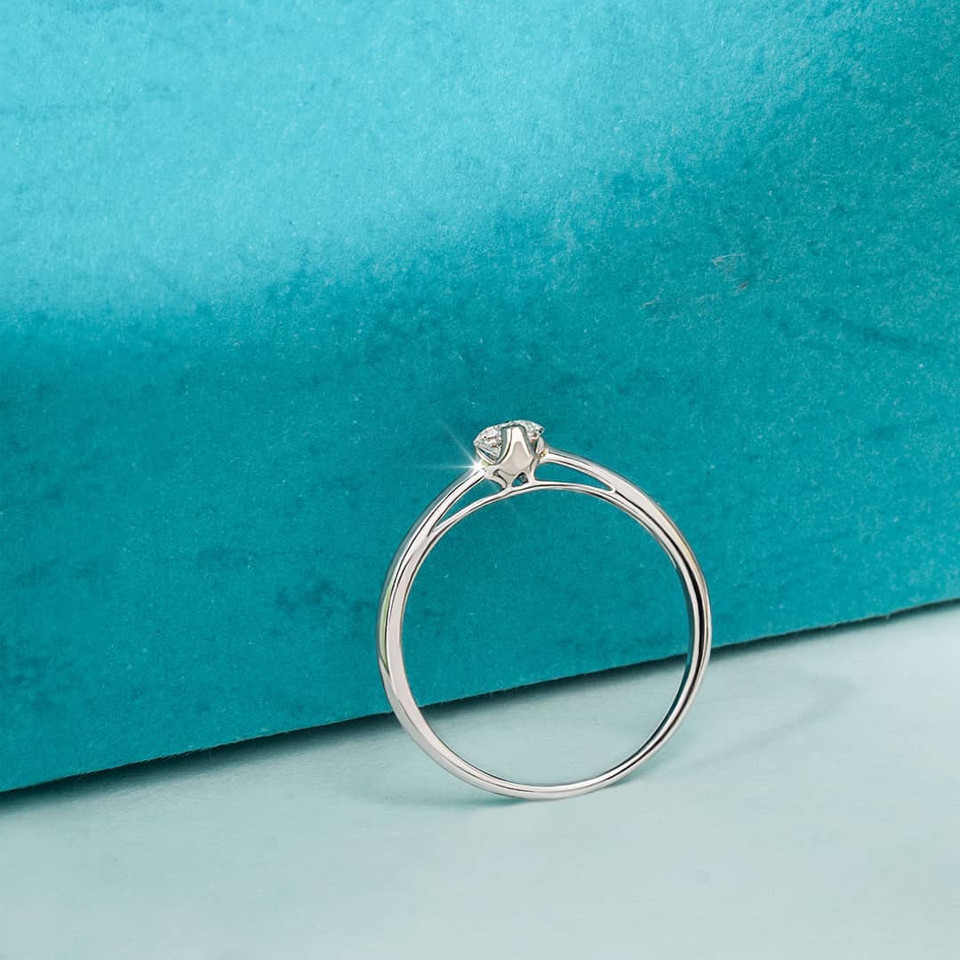 emas putih 9k pada cincin solitaire diamond&co emas putih 9k pada cincin solitaire diamond&co